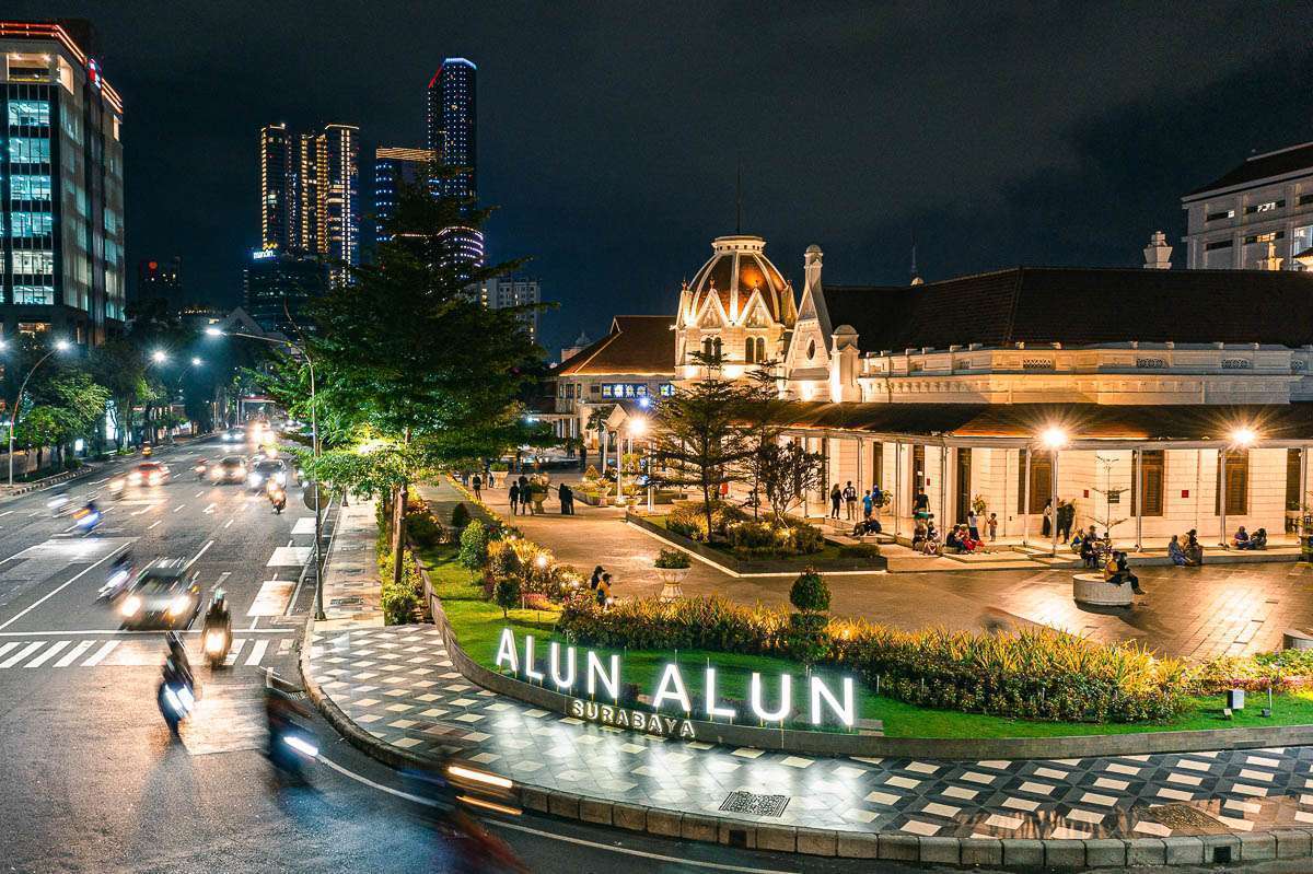 Keindahan Alun-Alun Surabaya saat malam hari. - Image