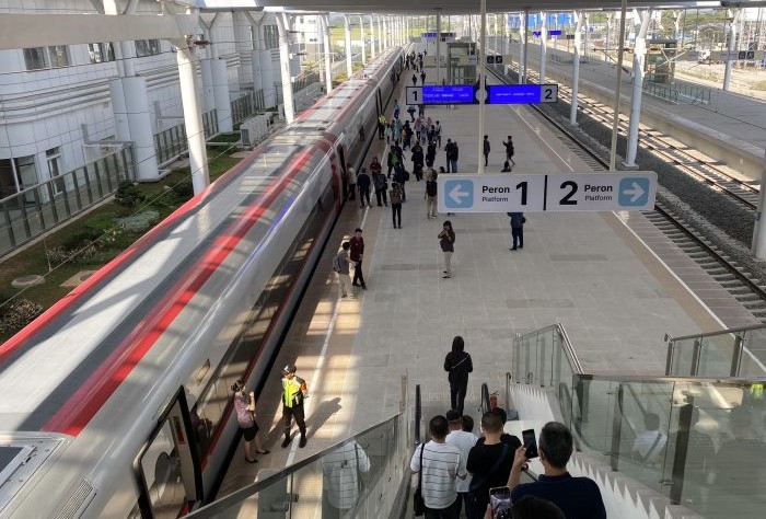 Penumpang saat memasuki Kereta Cepat Whoosh di Stasiun Tegalluar, Kabupaten Bandung, Jawa Barat, Kamis (4/4).  - Image