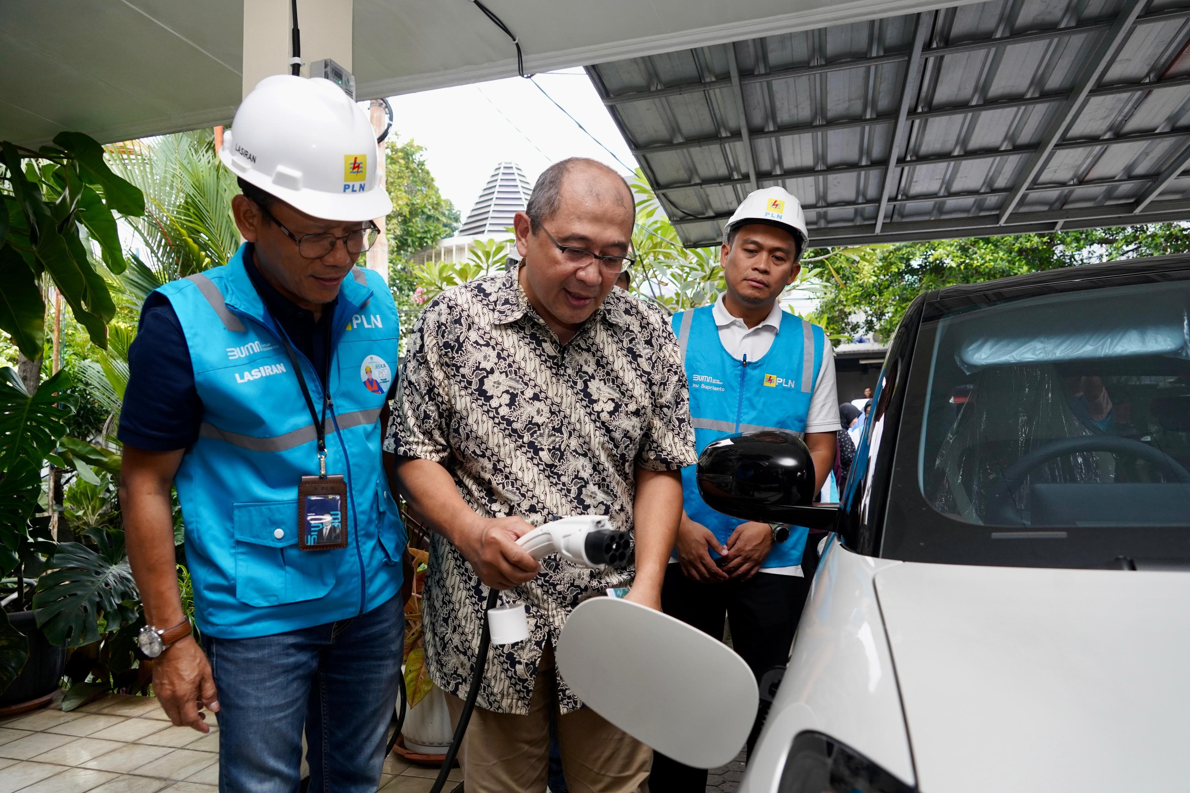 PT PLN (Persero) sukses menyalakan layanan home charging bagi 300 pengguna kendaraan listrik atau electric vehicle di Jakarta. (Dok PLN) - Image