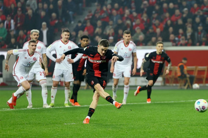Florian Wirtz ketika menendang bola dari kotak penalti dan menambah keunggulan timnya 4-0 saat menjamu Dusseldorf di BayArena, Rabu (3/4) waktu setempat. (REUTERS/Wolfgang Rattay) - Image