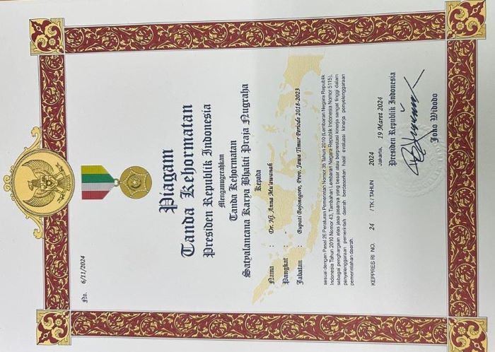 Tanda Kehormatan Satyalancana Karya Bhakti Praja Nugraha untuk Anna Mu&rsquo;awanah, Bupati Bojonegoro periode 2018-2023. - Image