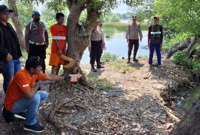 Rekonstruksi kasus pembunuhan yang dilakukan di kawasan tambak di Keputih Surabaya. - Image