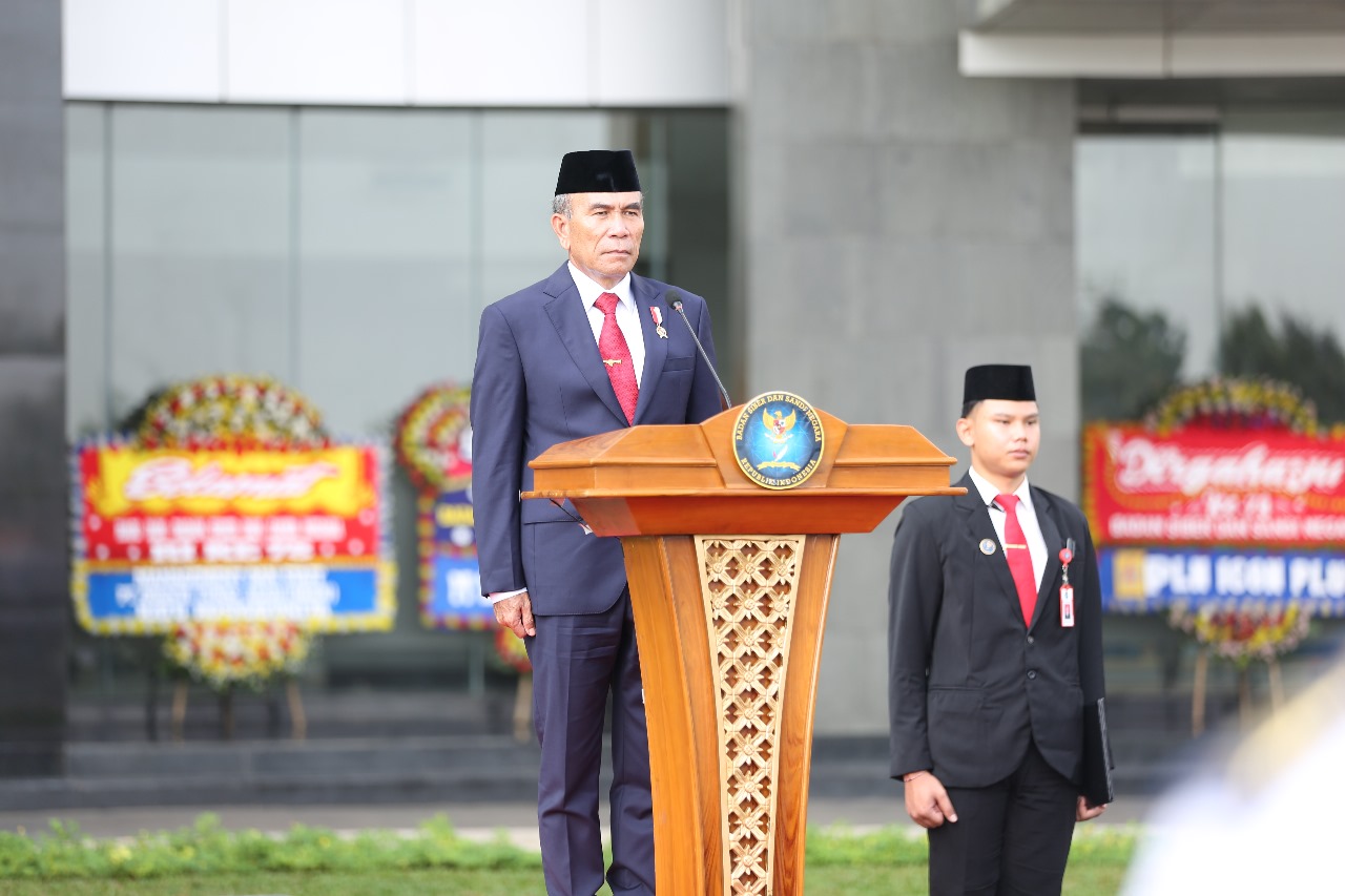 Kepala Badan Siber dan Sandi Negara Letjen TNI (Purn.) Hinsa Siburian bertindak selaku inspektur upacara saat Peringatan Ulang Tahun ke-78 BSSN. (Istimewa) - Image