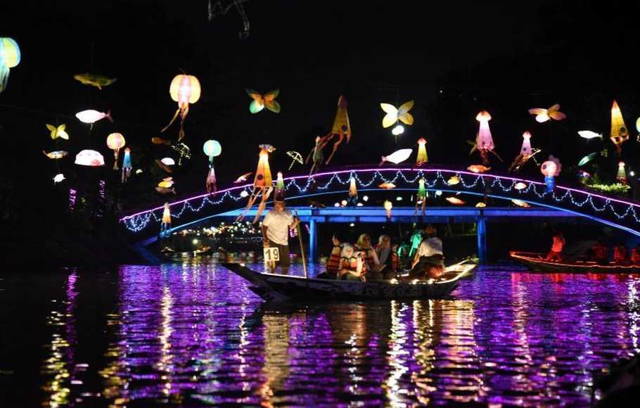 Wisata Perahu Kalimas.