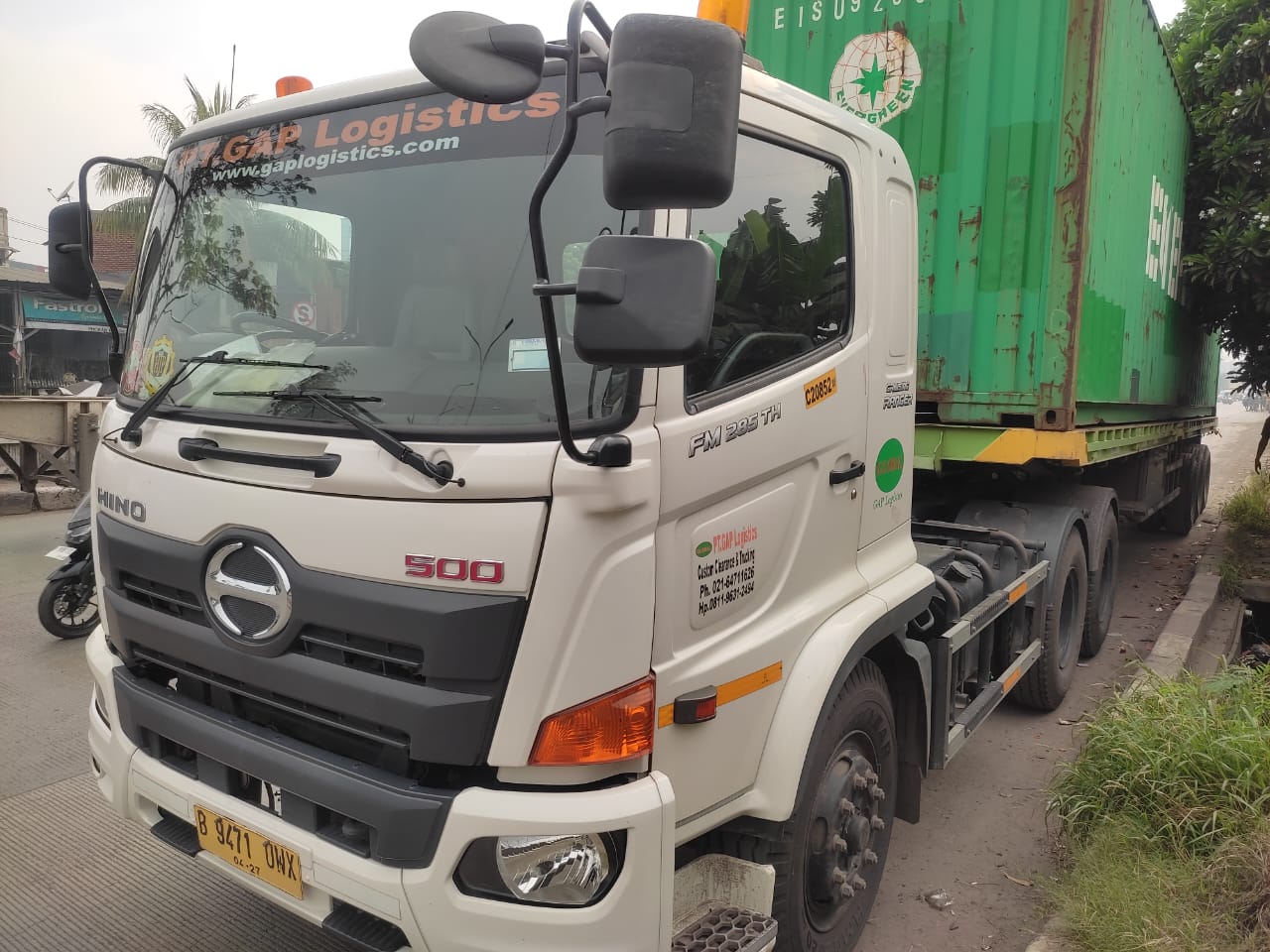 Seorang pengendara motor perempuan berinisial Y, 36, meninggal dunia usai terserempet truk trailer di kawasan Semper Timur, Cilincing, Jakarta Utara, Jumat (5/4) pagi tadi. (Istimewa) - Image