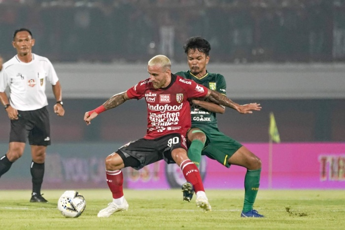 Muhammad Hidayat saat berduel dengan pemain Bali United. (Dok. Persebaya Surabaya) - Image
