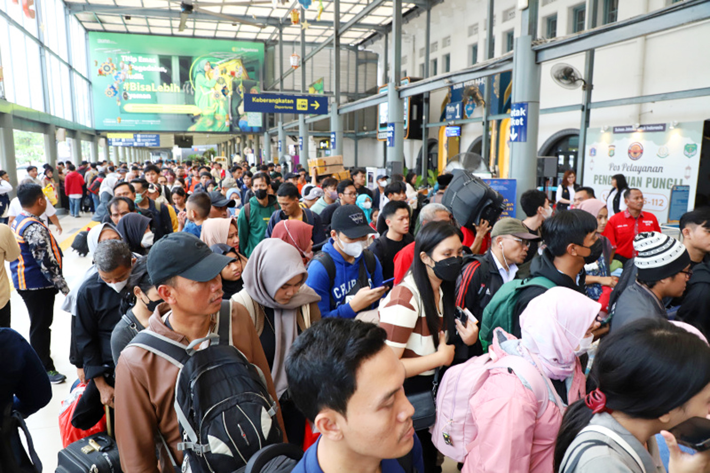 Sejumlah pemudik menunggu kedatangan kereta api di Stasiun Pasar Senen, Jakarta, Kamis (5/4/2024). - Image