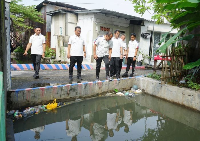 Kalaksa BPBD Jatim melakukan sidak aliran sungai di lokasi kejadian banjir di Kota Surabaya, Jumat (5/4). - Image