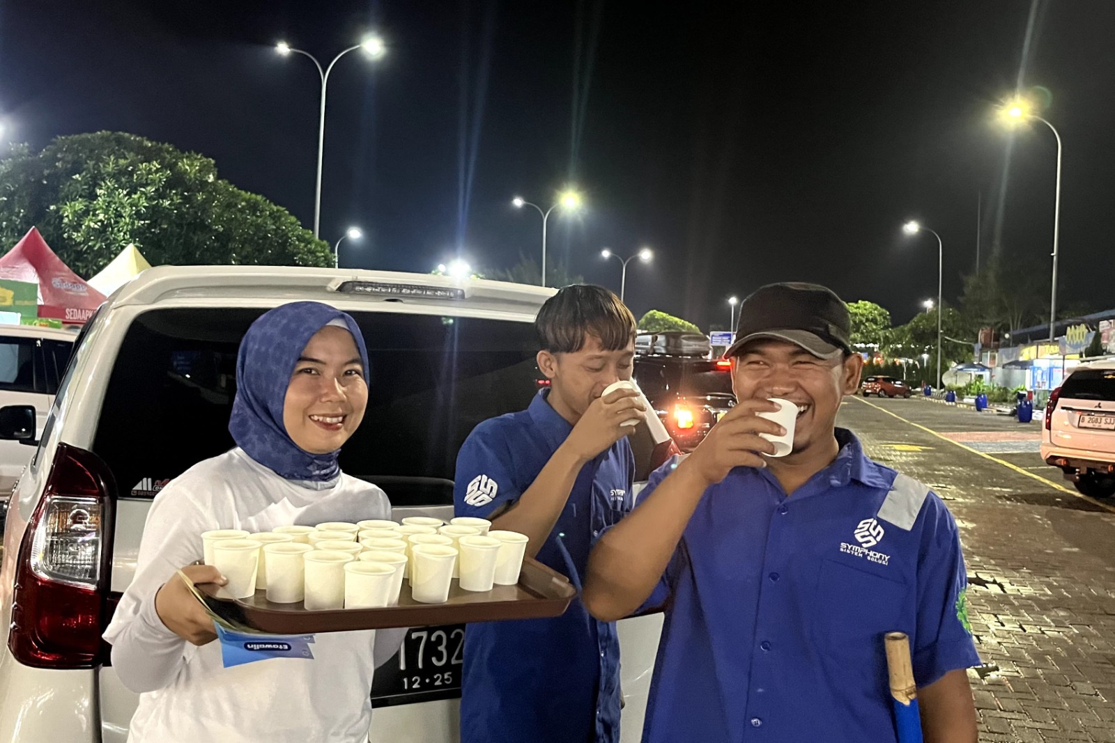 Pemudik yang mampir di rest area untuk sekadar minum susu demi menjaga stamina dan kondisi fisik. - Image