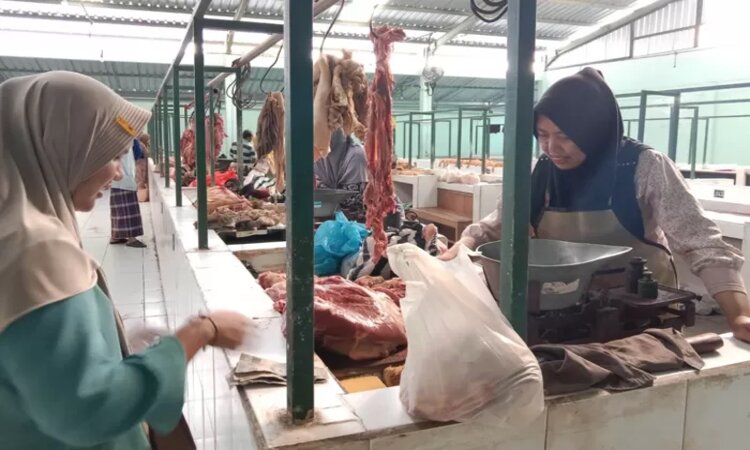 Salah satu penjual daging sapi di Pasar Perak, Jombang saat melayani pembeli pada hari Selasa (2/3) lalu./Anggi Fridianto/Radar Jombang - Image