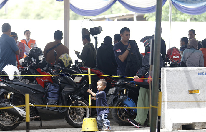 Pemudik motor yang akan menyeberang dari pulau Jawa ke Sumatera via Pelabuhan Ciwandan. - Image