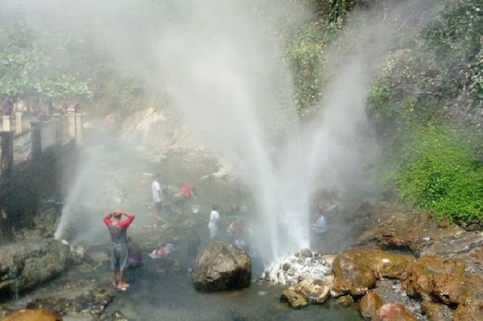 Potret pancuran air panas di Geyser Cisolok. - Image