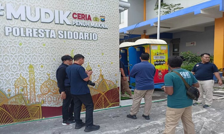 Antrean tes urine yang diikuti oleh puluhan sopir bus di Terminal Purabaya, Sidoarjo pada hari Kamis (4/4). /Diky Putra Sansiri/Radar Sidoarjo - Image