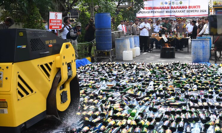 Pemusnahan ribuan barang bukti minuman keras dengan alat berat di halaman Mapolres Malang, pada hari Rabu (3/4) lalu./Radar Malang - Image