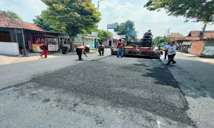 Pekerja proyek milik Dinas PUPR Kabupaten Mojokerto sedang melakukan pengaspalan di ruas jalan Wringinrejo-Kedungmaling, Kecamatan Sooko./Khudori Aliandu/Radar Mojokerto - Image