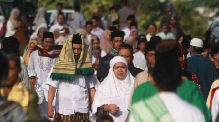 Warga berbondong-bondong ke masjid melakukan sholat Idul Fitri 1445 H di Masjid Aolia, Padukuhan Panggang III, Kalurahan Giriharjo, Kapanewon Panggang, Gunungkidul (Guntur Aga Tirtana/Radar Jogja) - Image