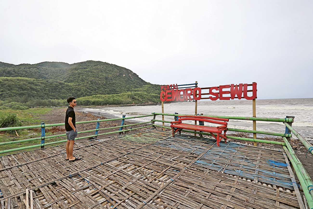 PESONA LAUT SELATAN: Pengunjung di Pantai Cemmoro Sewu yang masih satu area dengan Pantai Puger, Jember (10/3). - Image