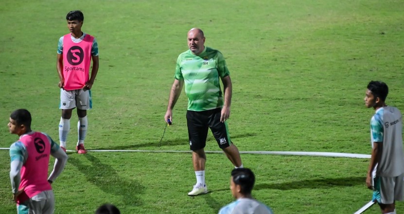 Bojan Hodak memimpin skuat Persib Bandung dalam sesi latihan. (LIB) - Image