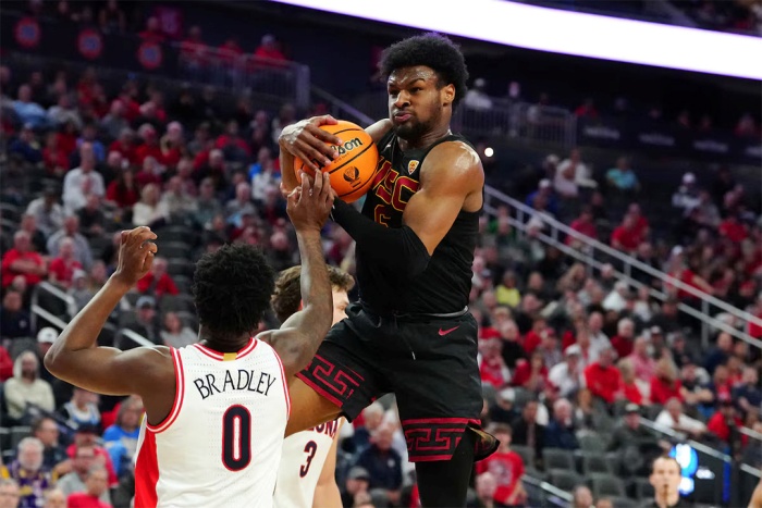 DRAFT NBA: Anak legenda NBA LeBron James, Bronny James (jersey hitam), resmi mengumumkan keikutsertaan dirinya di Draf NBA 2024 pada Juni lewat postingan Instagramnya pada Jumat (5/4). - Image