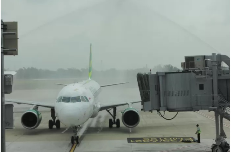 Pesawat maskapai Citilink menjadi yang pertama mendarat di Bandara Dhoho Kediri, Jumat (5/4). - Image