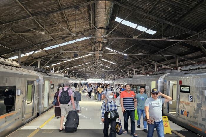 Situasi naik turun penumpang di Stasiun Bandung. - Image