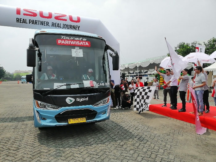 Isuzu berangkan para sopir truk dan bus dalam program mudik gratis. - Image