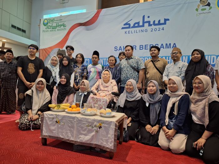Ibu Negara RI-4 Shinta Nuriyah Abdurrahman Wahid bersama para peserta sahur lintas agama di GKJW, Waru, Sidoarjo, Sabtu (30/3) dini hari. - Image