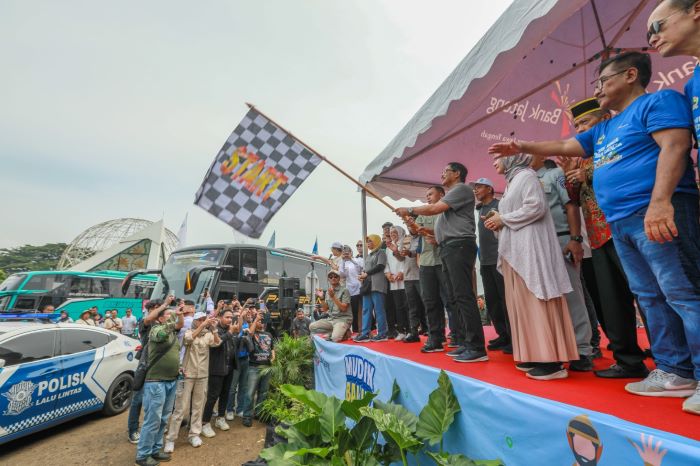 Pj Gubenur Jateng Nana Sudjana melepas mudik gratis dari TMII, Jakarta, pada Sabtu (6/4). - Image