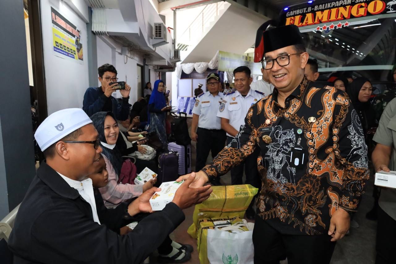 Pj. Gubernur Kalimantan Timur Akmal Malik meninjau kesiapan bus yang akan beroperasi di Lebaran 2024. (Istimewa) - Image