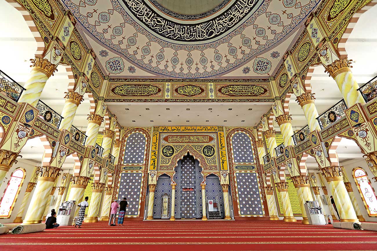 MEGAH: Bagian dalam Masjid Roudhotul Muchlisin, Jember, yang bergaya arsitektur Turki-Timur Tengah. - Image