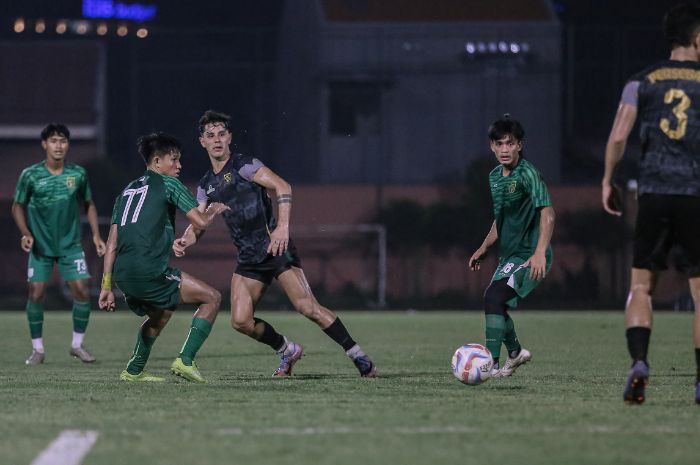 JAGA KONDISI: Bruno Moreira ketika berlatih di internal game Persebaya Surabaya. (Persebaya Surabaya) - Image