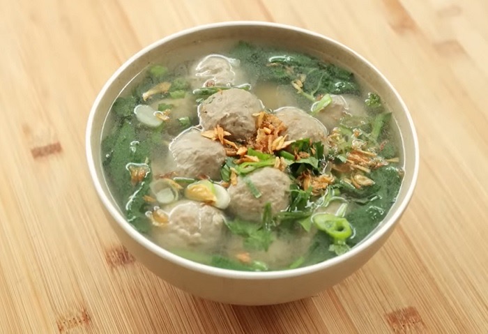 Resep bakso sapi untuk suguhan lebaran (Tangkapan layar YouTube/Devina Hermawan) - Image