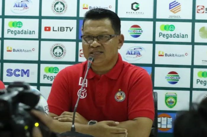 LEGENDA: Jejak manis Delfiadri, pelatih sekaligus legenda asli Minang yang Sukses bawa Semen Padang FC kembali promosi ke Liga 1. (Instagram Delfiadri) - Image