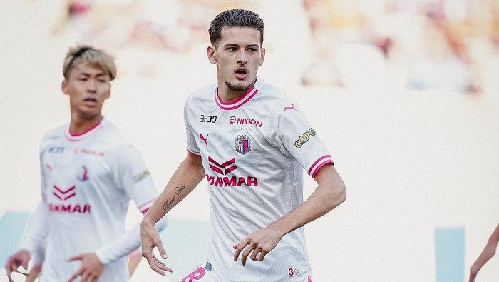 PECAHKAN REKOR: Justin Hubner (tengah) mencatatkan debut bersama Cerezo Osaka. (J League) - Image