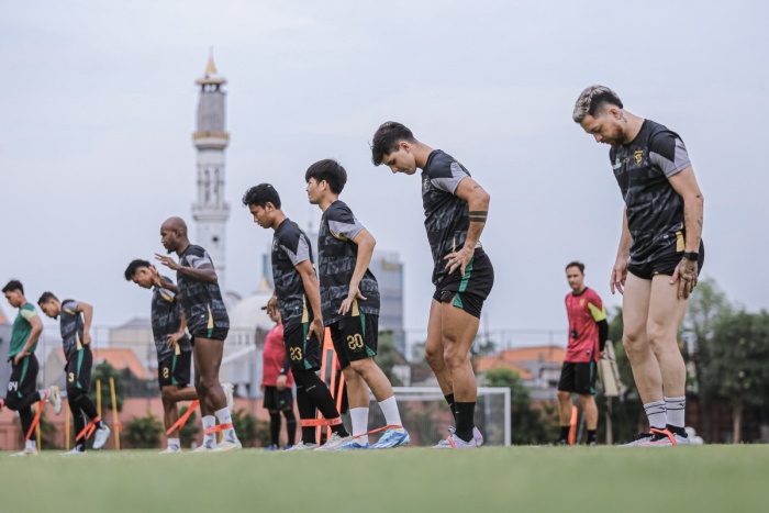 MISI BERAT: Paul Munster hanya memberikan libur dua hari saja untuk pemain agar bisa menyiapkan strategi dan kondisi pemain di sisa laga Liga 1 Indonesia. (Persebaya Surabaya) - Image
