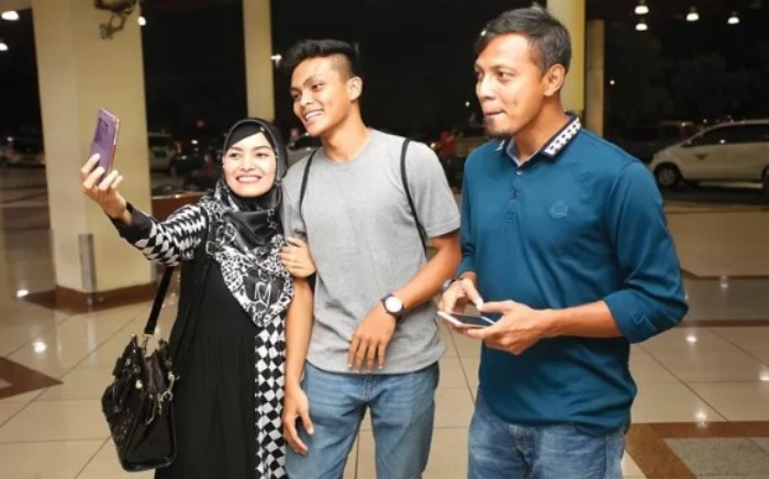 KEBANGGAAN: Rachmat Rian Irianto (tengah) bersama orang tuanya Bejo Sugiantoro dan Rachmawati. - Image