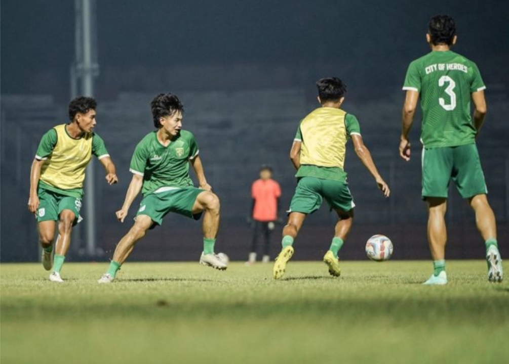 Sejumlah pemain Persebaya Surabaya berlatih di Stadion Gelora 10 November Surabaya, beberapa waktu lalu. - Image