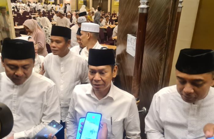 Wakil Ketua Umum Golkar Adies Kadir (tengah). - Image