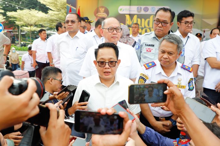 Pj Gubernur Jatim Adhy Karyono memberangkatkan 96 bus Mudik Bareng Gratis 1445 Hijriah di depan Kantor Dinas Perhubungan Jawa Timur, Minggu (7/4). - Image