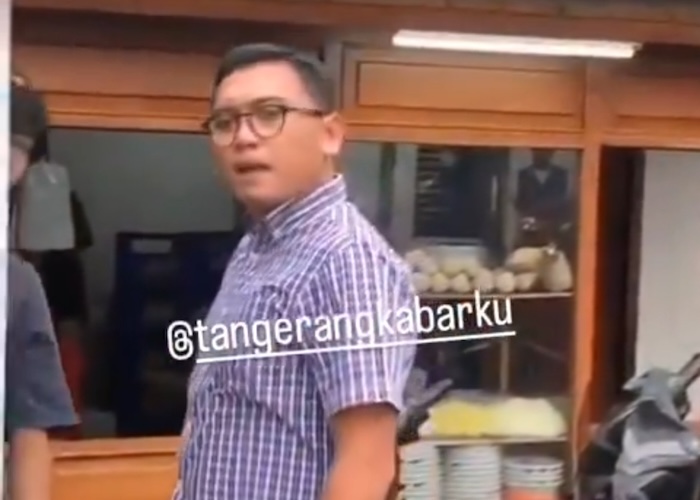 Viral di media sosial seorang pria meludahi pengendara mobil lain usai parkir di tengah jalan di sekitar Jalan Masjid Farul Falah, Petukangan Utara, Jakarta Selatan, Jumat (5/4). - Image