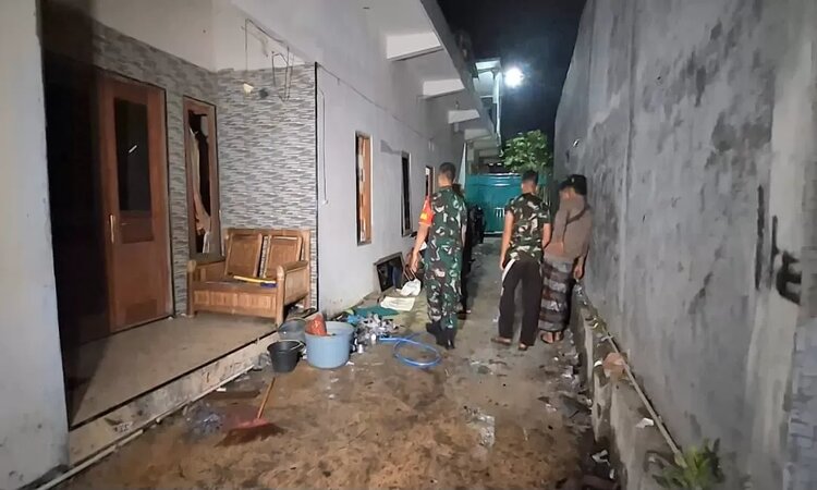 Sebuah rumah yang rusak akibat ledakan petasan di Desa Temboro, Kecamatan Karas, Kabupaten Magetan pada hari Sabtu (6/4) malam lalu./Aji Putra/Radar Magetan - Image