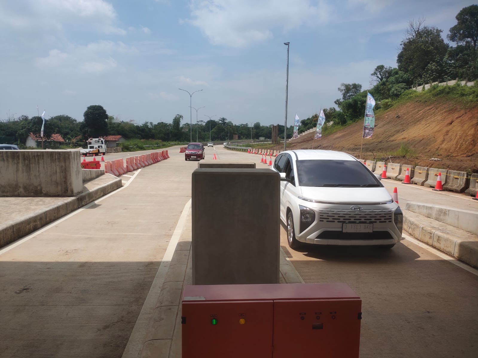 Jasa Marga Buka Jalur Fungsional Tol Jakarta-Cikampek II Selatan Segmen Sadang-Kutanegara untuk mengurangi kemacetan di ruas Jakarta-Cikampek. - Image
