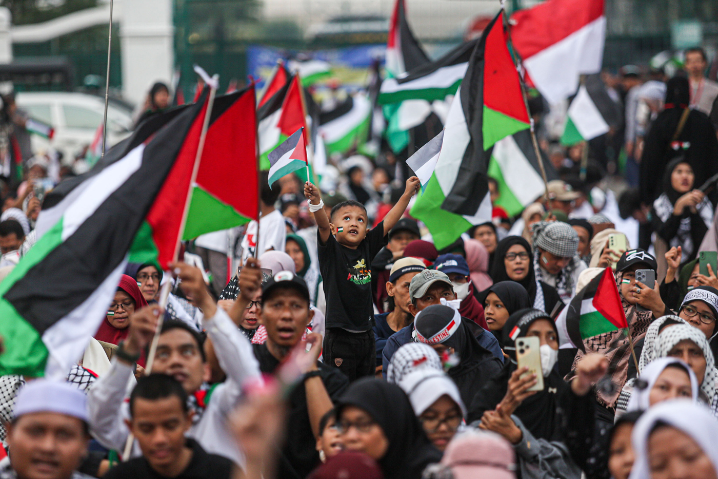 Massa saat aksi Doa Bersama untuk Rakyat Palestina di Kawasan Monas, Jakarta, Minggu (07/04/2024). - Image