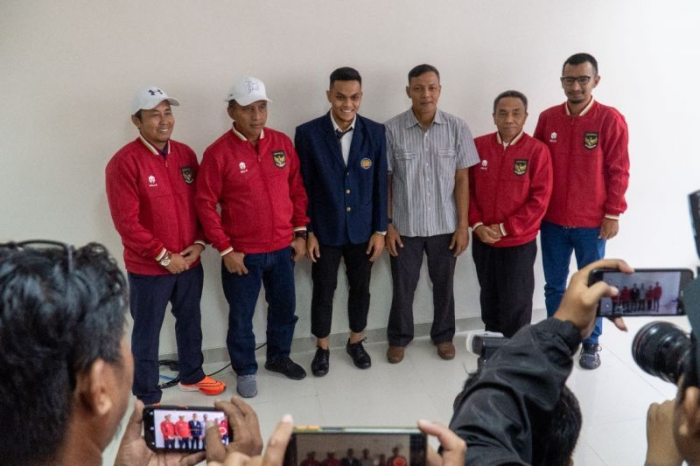 BERPRESTASI: Selain jago di lapangan, Rachmat Irianto juga jago di bidang akademik dengan menyelesaikan pendidikan S1 di UNESA. (www.unesa.ac.id) - Image