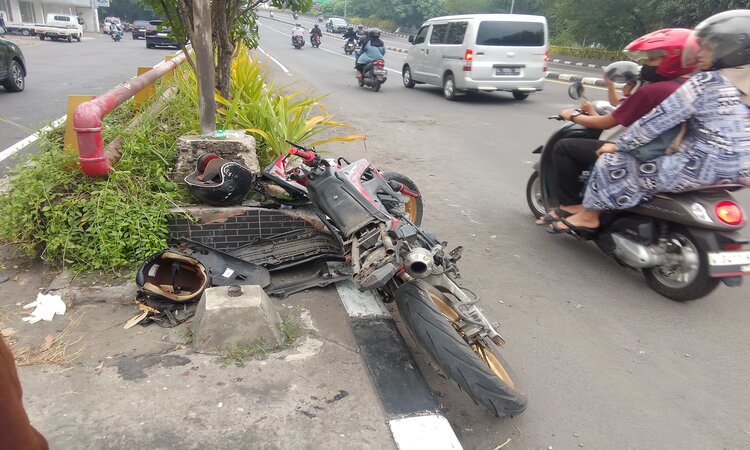 Kondisi motor Honda CRF milik korban usai menabrak pembatas jalan di Flyover Jenggolo Sidoarjo pada hari Minggu (7/4). /Diky Putra Sansiri/Radar Sidoarjo - Image