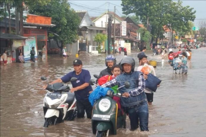 Banjir di Kraton, Pasuruan, Jawa Timur. - Image
