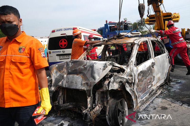 Petugas mengevakuasi bangkai kendaraan yang mengalami kecelakaan di Tol Jakarta-CIkampek Km 58, Karawang Timur, Jawa Barat, Senin (8/4/2024). - Image