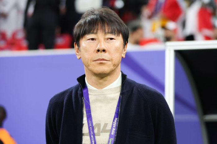 KURANG PUAS: Shin Tae-yong nampak kurang puas meski menang tipis atas UAE di ajang uji coba. (PSSI) - Image