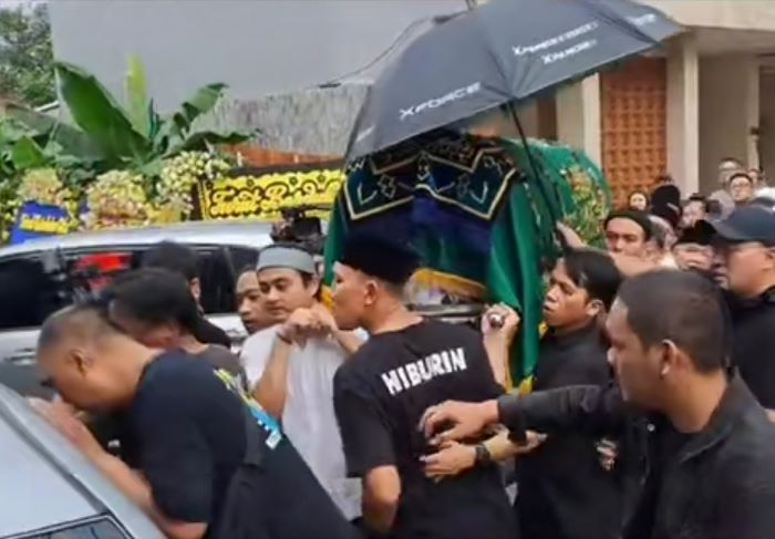 Proses pemakaman komika Babe Cabita. - Image