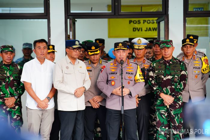 Kapolri Jenderal Polisi Listyo Sigit Prabowo bersama Menteri Perhubungan Budi Karya Sumadi mengunjungi RSUD Karawang. (Divisi Humas Polri) - Image